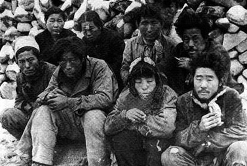 1948年末等待處決的濟州島居民。