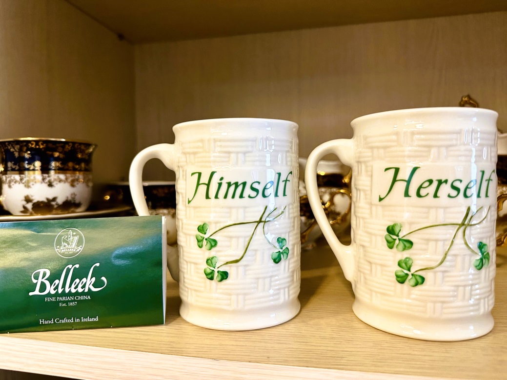 愛爾蘭著名的貝利克餐瓷（Belleek），其國寶級地位等同於愛爾蘭豎琴或克拉達戒指。它的觸感輕薄，宛如蛋殼通透，籃織浮雕的設計最為經典，保留維多利亞時期手繪風格。