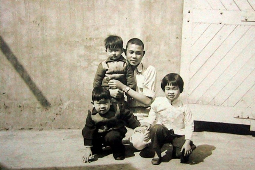 拍攝於1955年，那時父親已經來到紡織廠6年了，照片中的小孩是陳清曉的姪子姪女，父親儼然是孩子王。