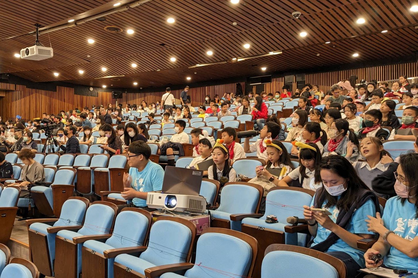 當政府高調宣傳教育成果時，誰在假日默默付出？圖為英語讀者劇場比賽現場。