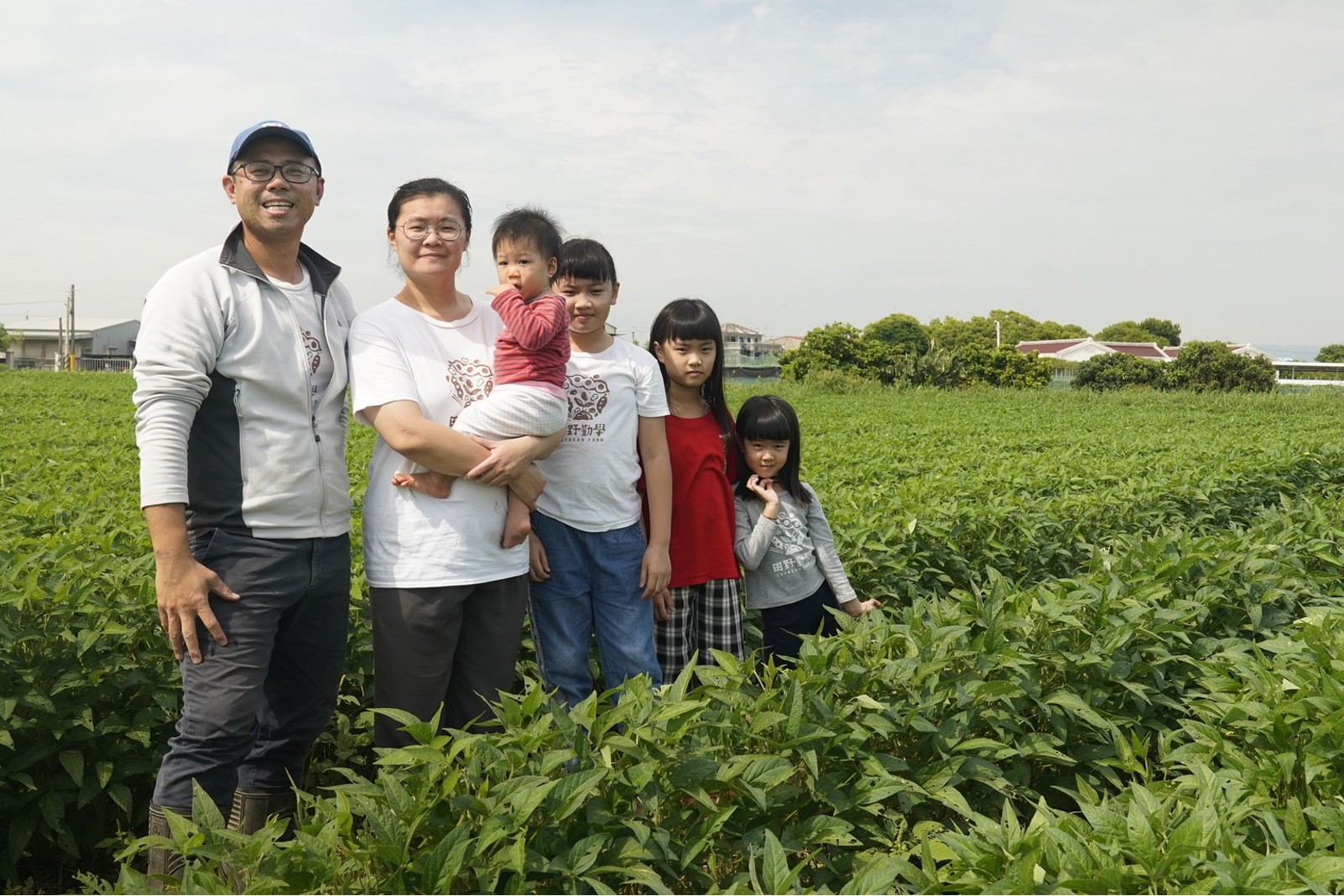 黃豆品牌「田野勤學」全家人合照。