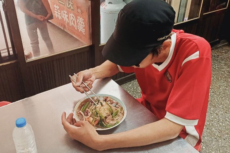 這名即將滿21歲的年輕人，從小因家庭變故未辦理戶口登記，沒有身份、沒有受過教育、無法就業，長年獨自在城市裡以拾荒維生，過著漂泊無依的生活。