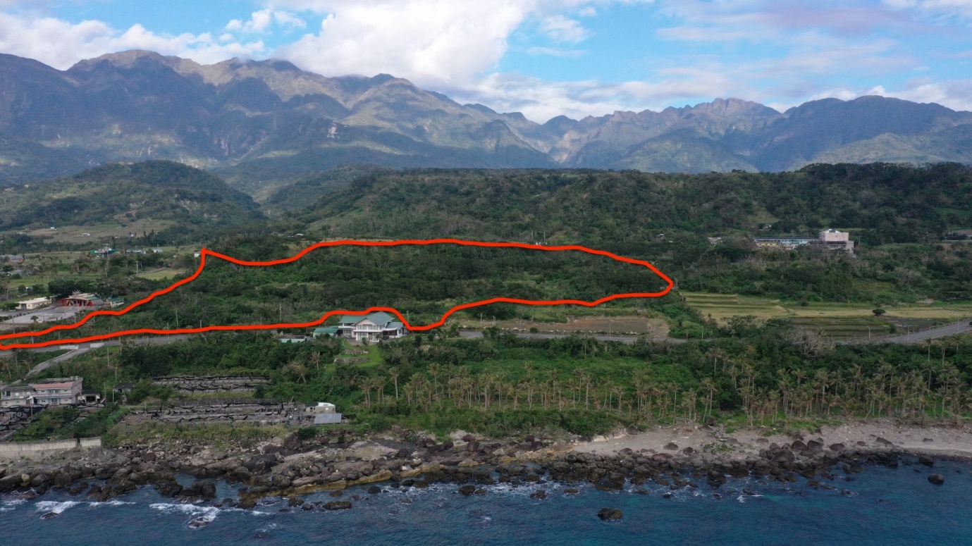紅框為滿地富遊樂區開發範圍，緊鄰基翬海灣100公尺，未來遊樂區廢水將排入海，影響珊瑚棲地。