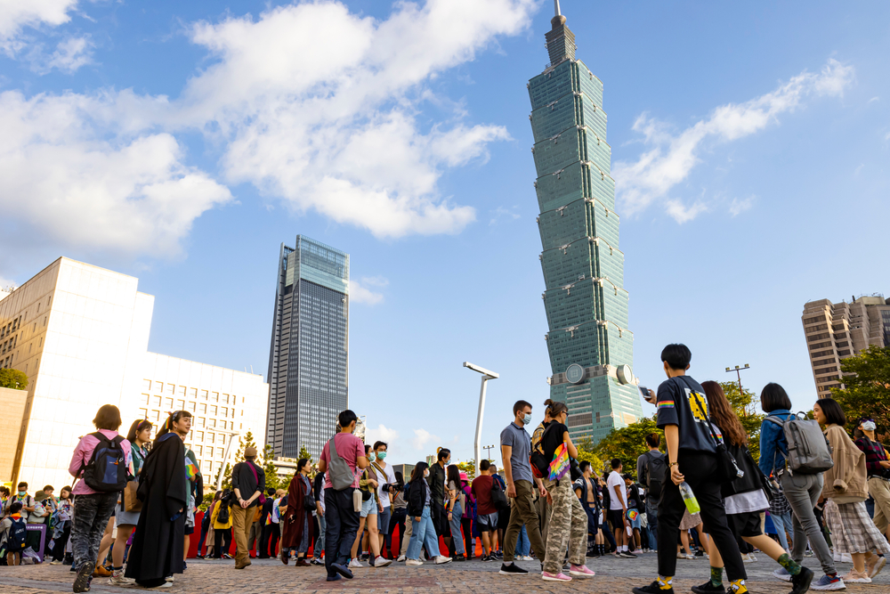 當前需要在「九二共識」的論述層次上，尋求一種新的妥協方案，以便能對這場衝突進行有效的政治管控。
