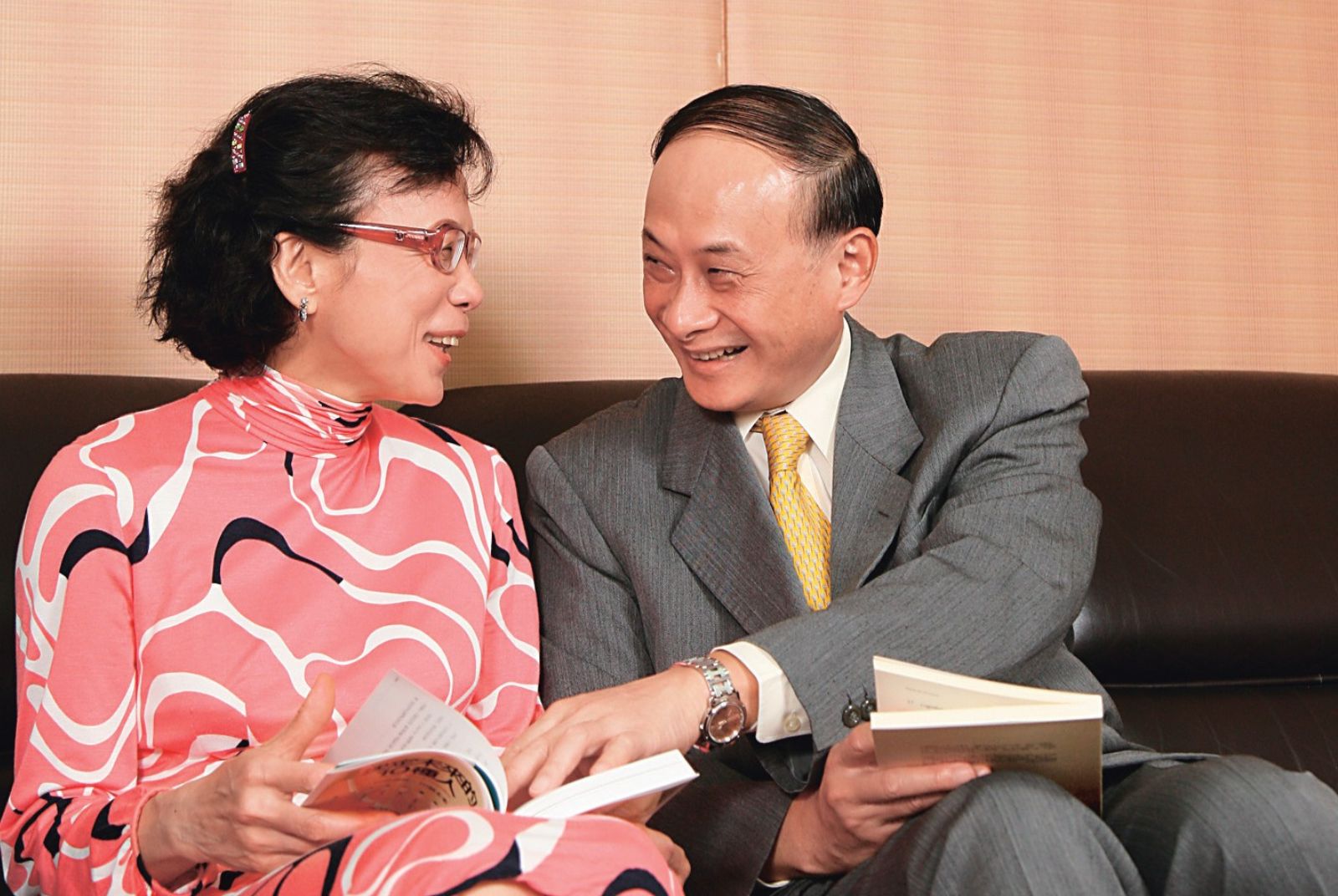 《謝謝你留下來陪我》這本書更重要的，是一種愛與尊重的見證，帶領我們去思考，如何才可能對待失智者更好，更符合他們對生命的需求，也更達到文明的人道要求。
