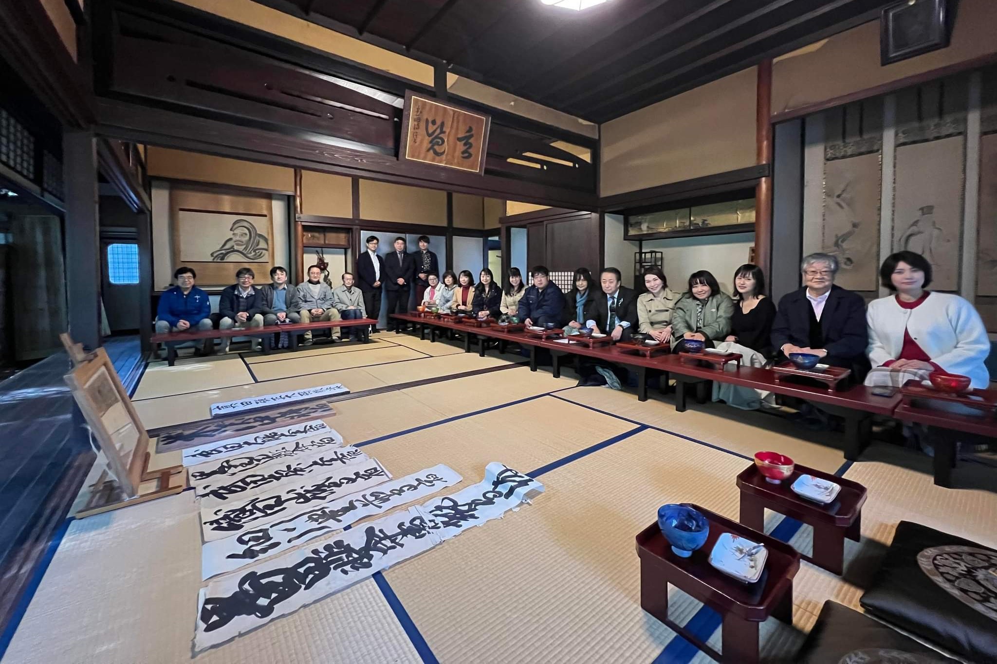 這個團體中有不少武士、貴族、甚至天皇親戚的後裔，他們大多保存著族譜、也各自有自己的家訓，組成歷史學習會後剛好可以互相交流，也從彼此的知識中一點一滴還原日本歷史。