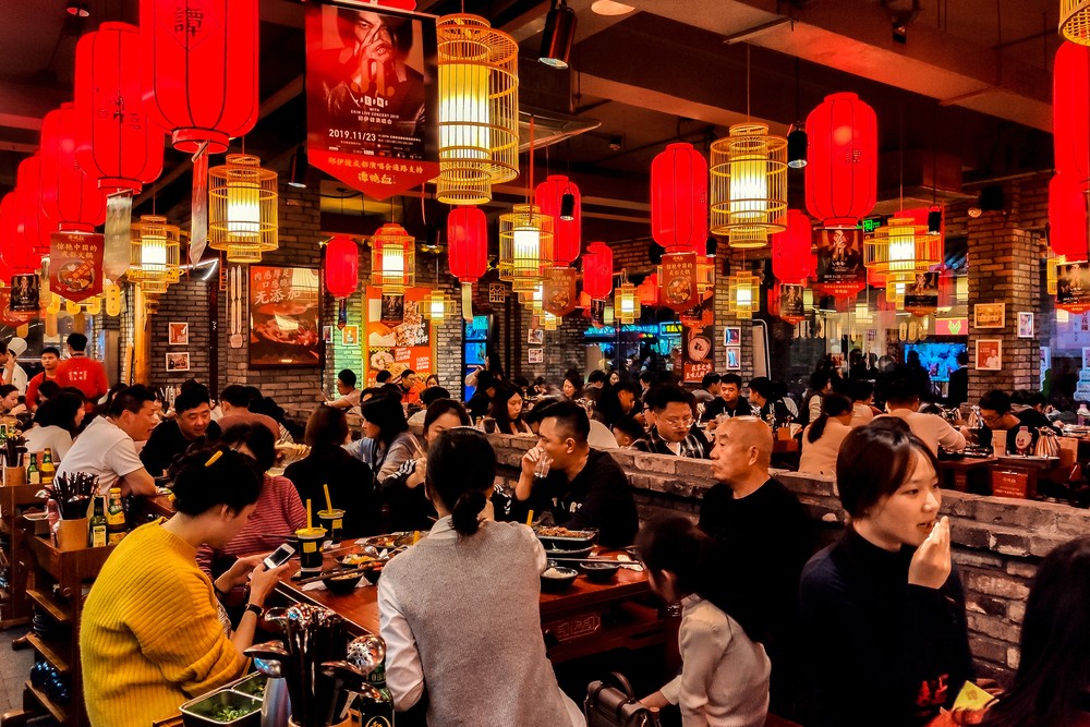 中國的「禁酒令」不只管公款吃喝，還一路延伸到私人生活，甚至連家屬飲酒都要報備……