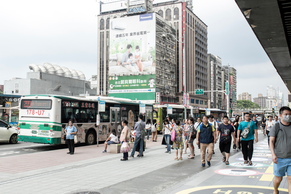 普通人大概都知道防空警報期間不要外出，但如果走在路上，空襲突然就發生了，這時候我該去哪裡？