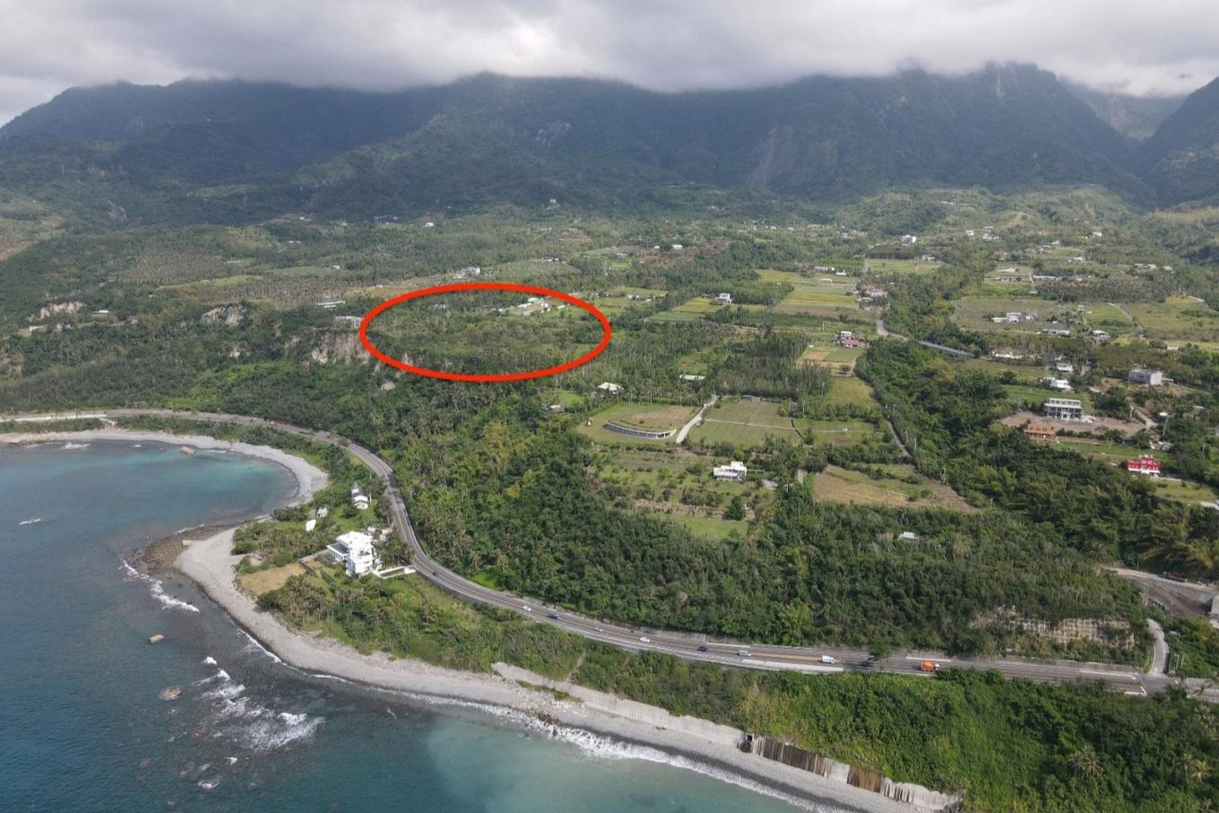 ATT渡假村開發基地位於都蘭五線的海階平台上方，旁邊是崩塌的懸崖，下方的加母子灣是部落重要的漁場。