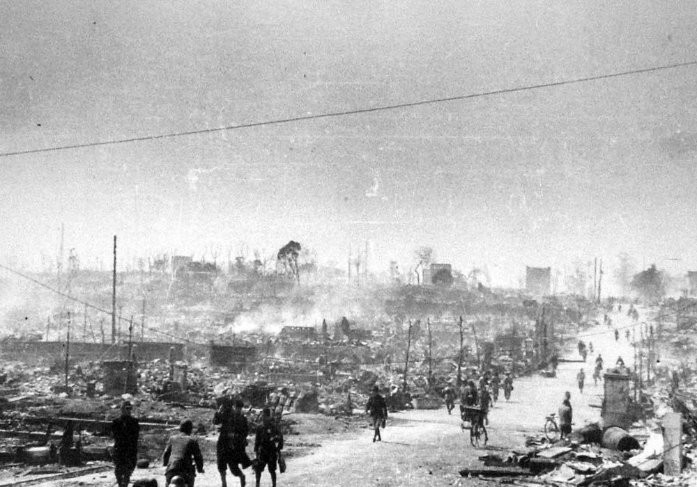 圖為一條穿過東京部分地區的道路，該地區在 1945 年 3 月 10 日的空襲中被摧毀。