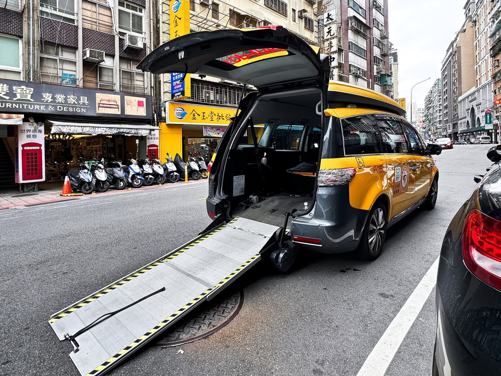 對需要台灣通用計程車的人來說，最常見的困難不是「沒有需求」，而是──車資太貴、叫不到車。