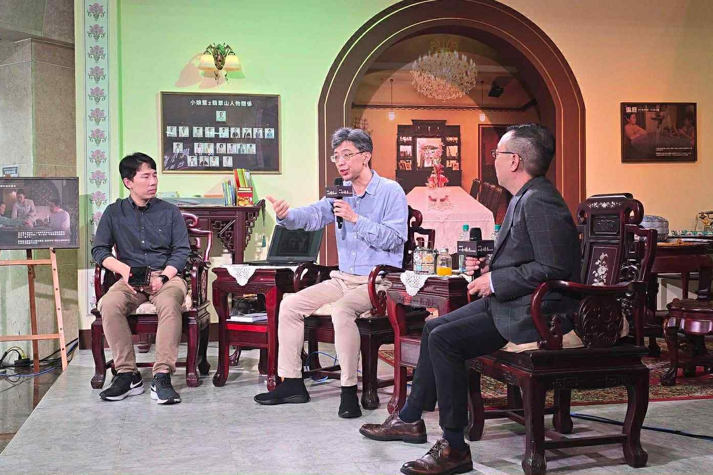 為什麼二戰時期，南洋人民對台灣人的痛恨，竟然比對日本侵略者還要深？圖為《我們與小娘惹的距離：台灣與馬來世界》系列講座第3場〈東南亞視角的二戰與台灣人〉，由《聽海湧》、《由島至島》歷史顧問藍適齊（左2）與故事 StoryStudio 創辦人暨主編涂豐恩（左1）共同主講。