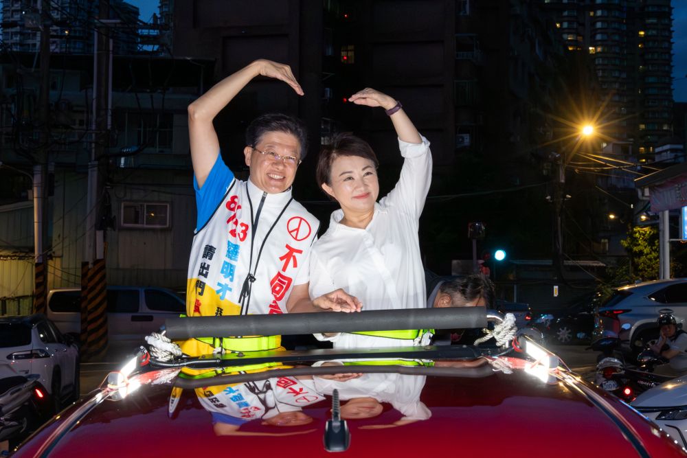 圖為台中市長盧秀燕跟國民黨立委羅明才一起上街頭，用車隊掃街的方式，呼籲大家力挺反罷免。