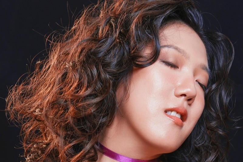 宛如劃時代女性宣言般，自詡為一個「痟查某（siáu-tsa-bóo）」，甫獲金曲獎最佳台語女歌手的李竺芯在得獎致詞時，不僅展現她幽默又迷人的個性，同時也讓人看見，台語歌詩的新時代來矣！