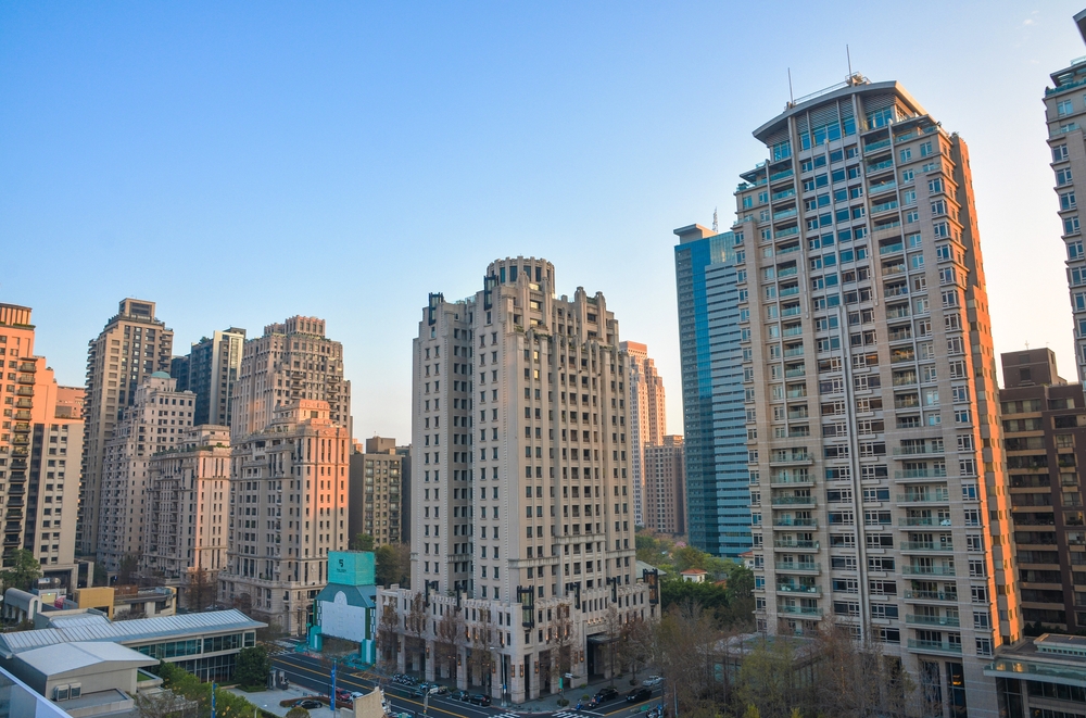 為什麼地方政府能靠賣地大賺，卻不用負擔興辦社宅的責任？為什麼中央要花錢去買，才能解決民眾住不起的問題？