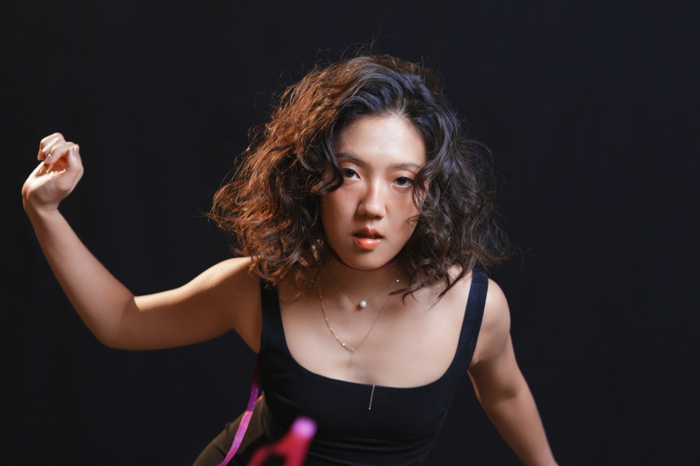 李竺芯的「法式台語」將法式慵懶與台式隨興氣味融入到台語歌曲當中，這其實也是一種對語言的再創造，展現了不同語種之間的流動變化與生命力。