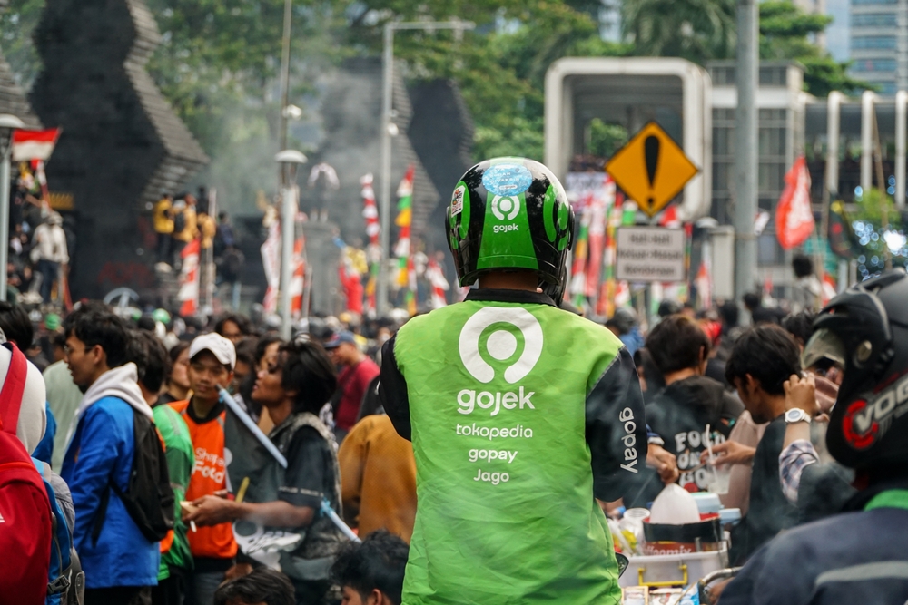 各地網友透過Grab、Gojek平台下單，將餐點、飲品與物資直接送往雅加達抗爭現場，贈與外送騎士。這些訂單附帶的簡短訊息：「兄弟，加油」、「我們和你站在一起」，在催淚彈與衝突中，成為騎士們的心理支撐。