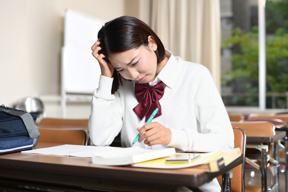 當社會需要能在公開場合負責任說話的人，考試卻在測「誰寫得最感人」，兩者的落差太大。