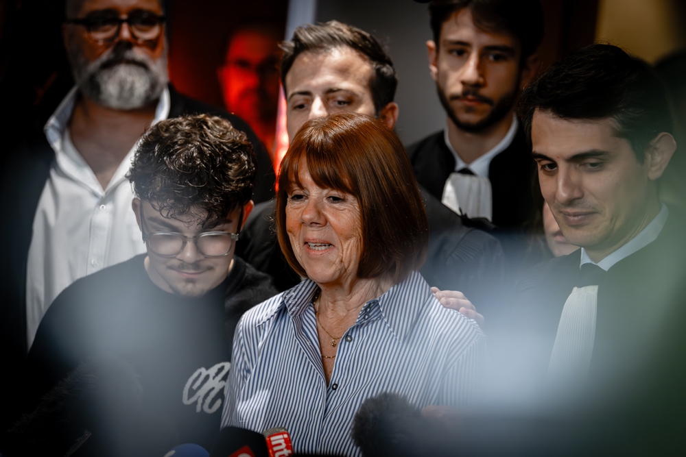 母親明明是首當其衝的受害者。她被下藥、被殘害，被交給陌生人蹂躪，她放棄不公開審理，將審判開放旁聽。她的理由是：這樣才能讓涉案的51個男人面對社會集體的目光，他們必須在更多人面前為自己的行為負責。