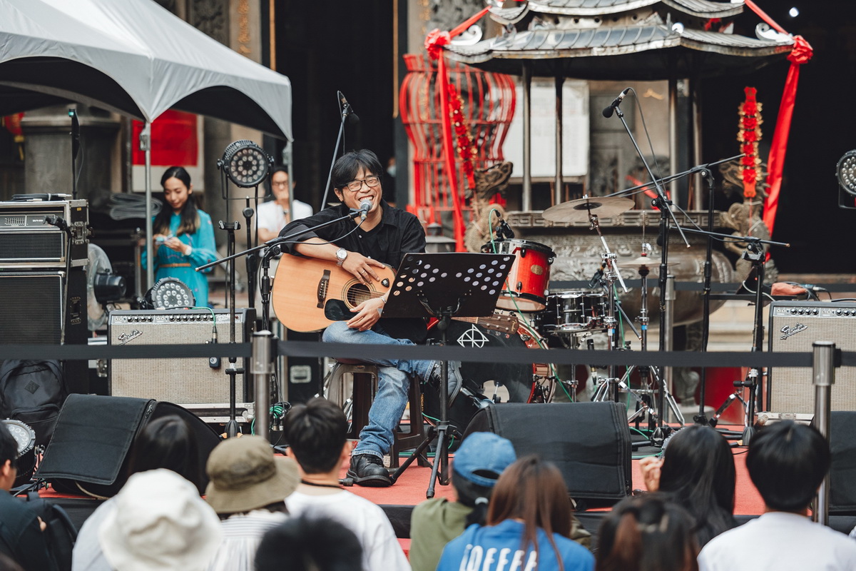 圖為第3屆「有事青年節」廖士賢以母語在廟口講唱。