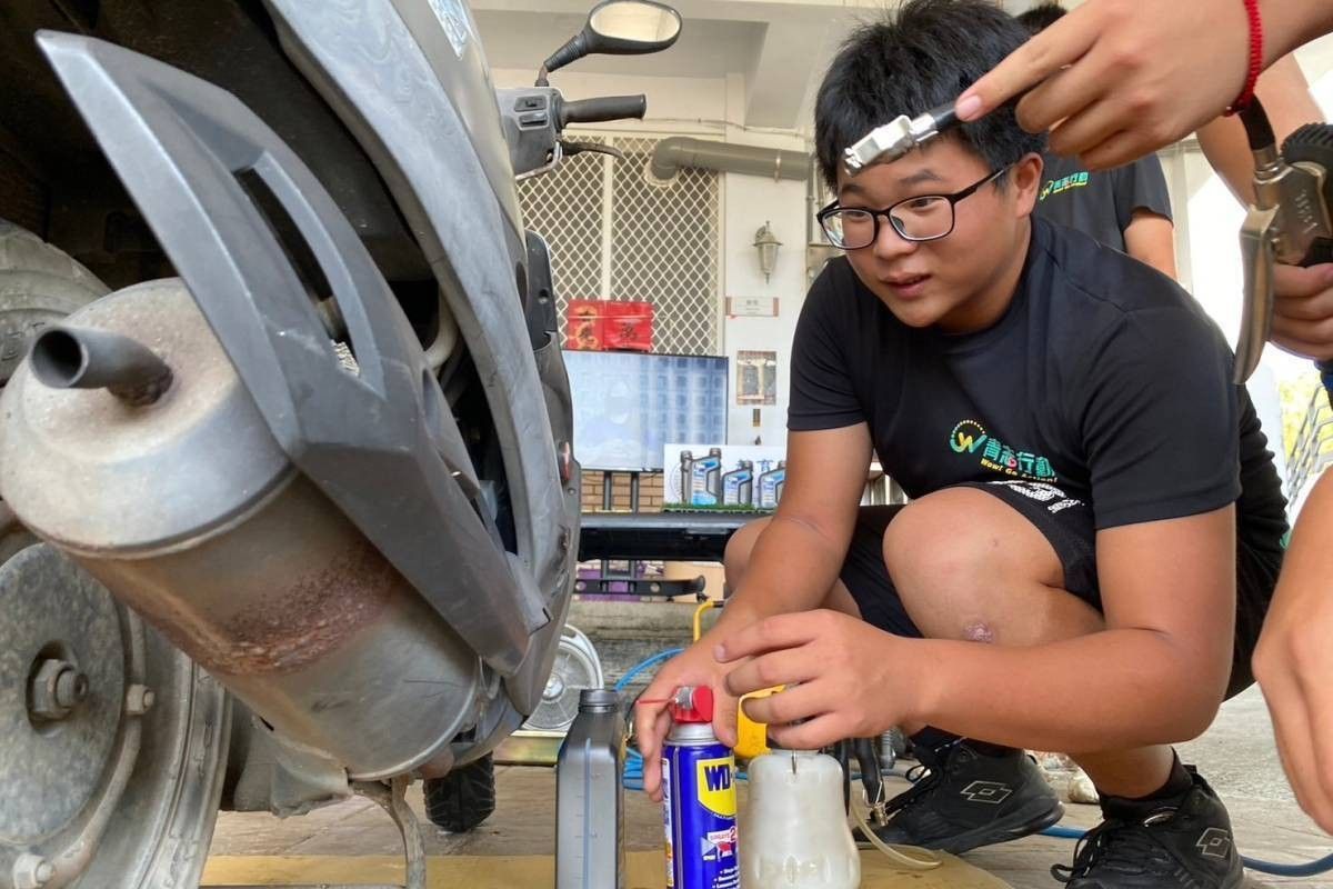 屏東內埔農工的學生，組成了「機車志工隊」，帶著工具走進部落，免費幫老人家檢修車輛。