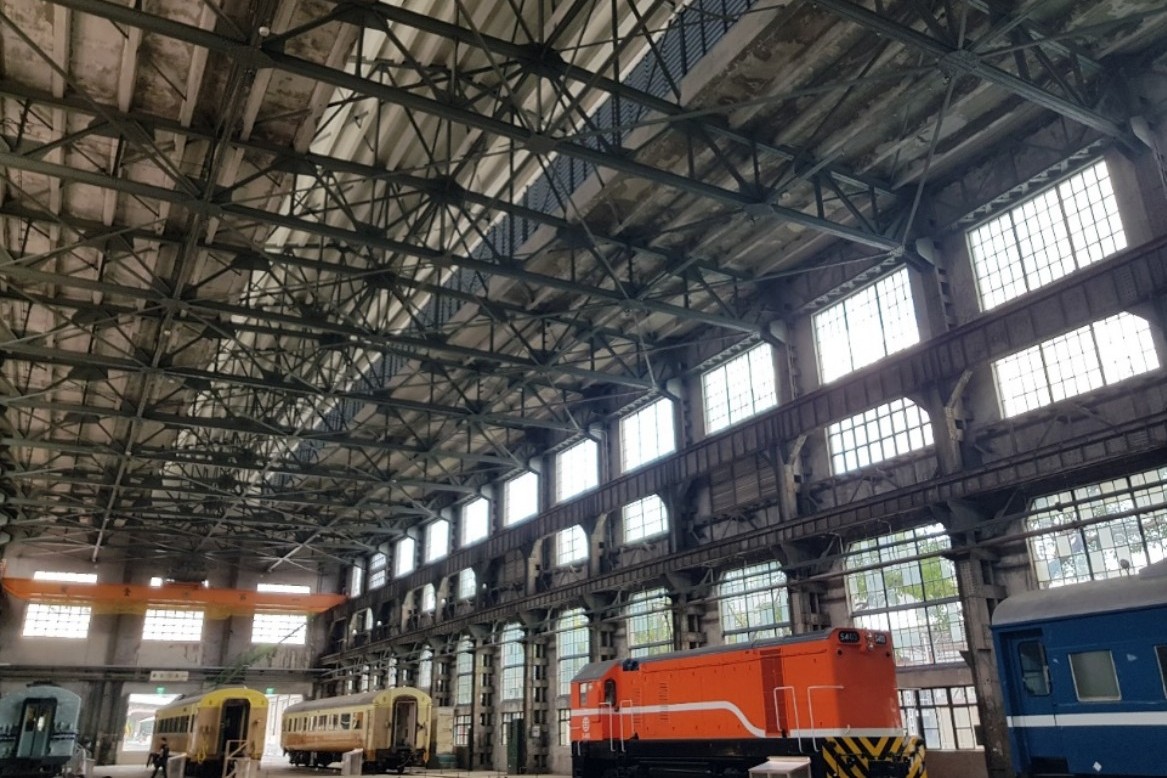 組立工場的大跨距廠房及屋頂桁架。