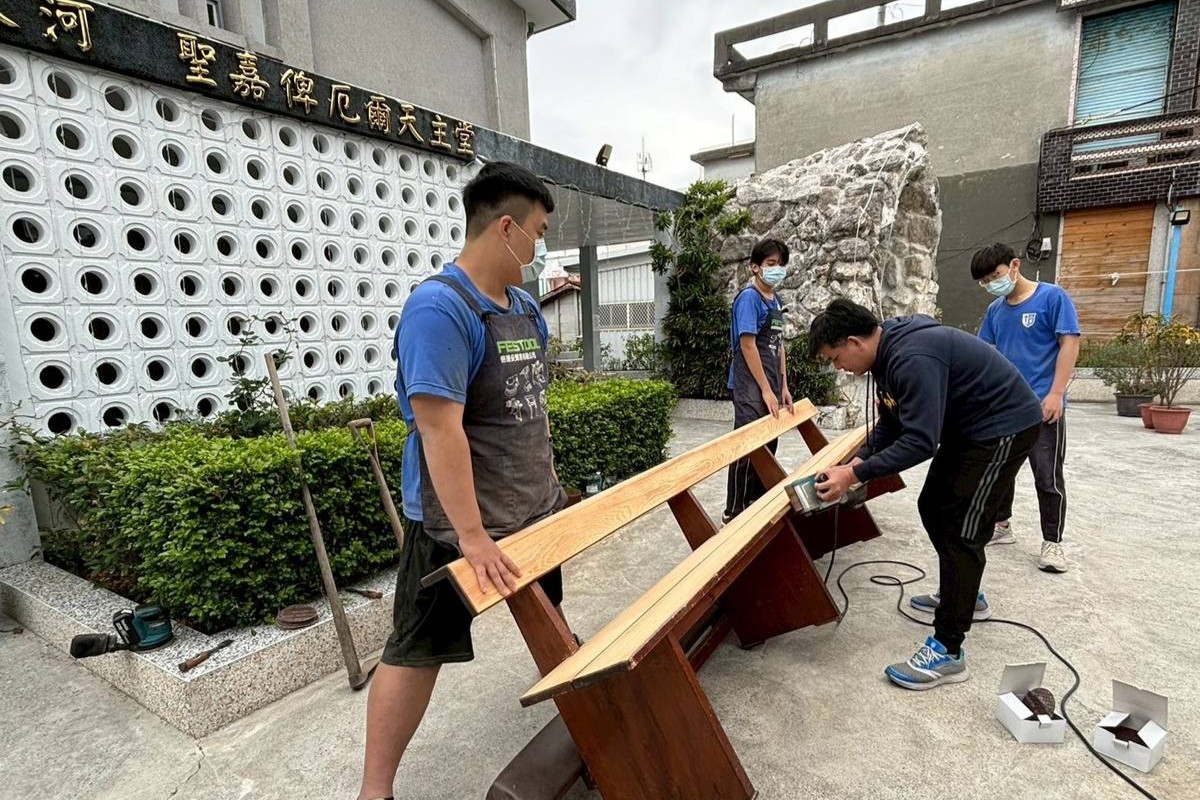 公東高工的「木後花絮」社團至東河天主堂修繕椅子。