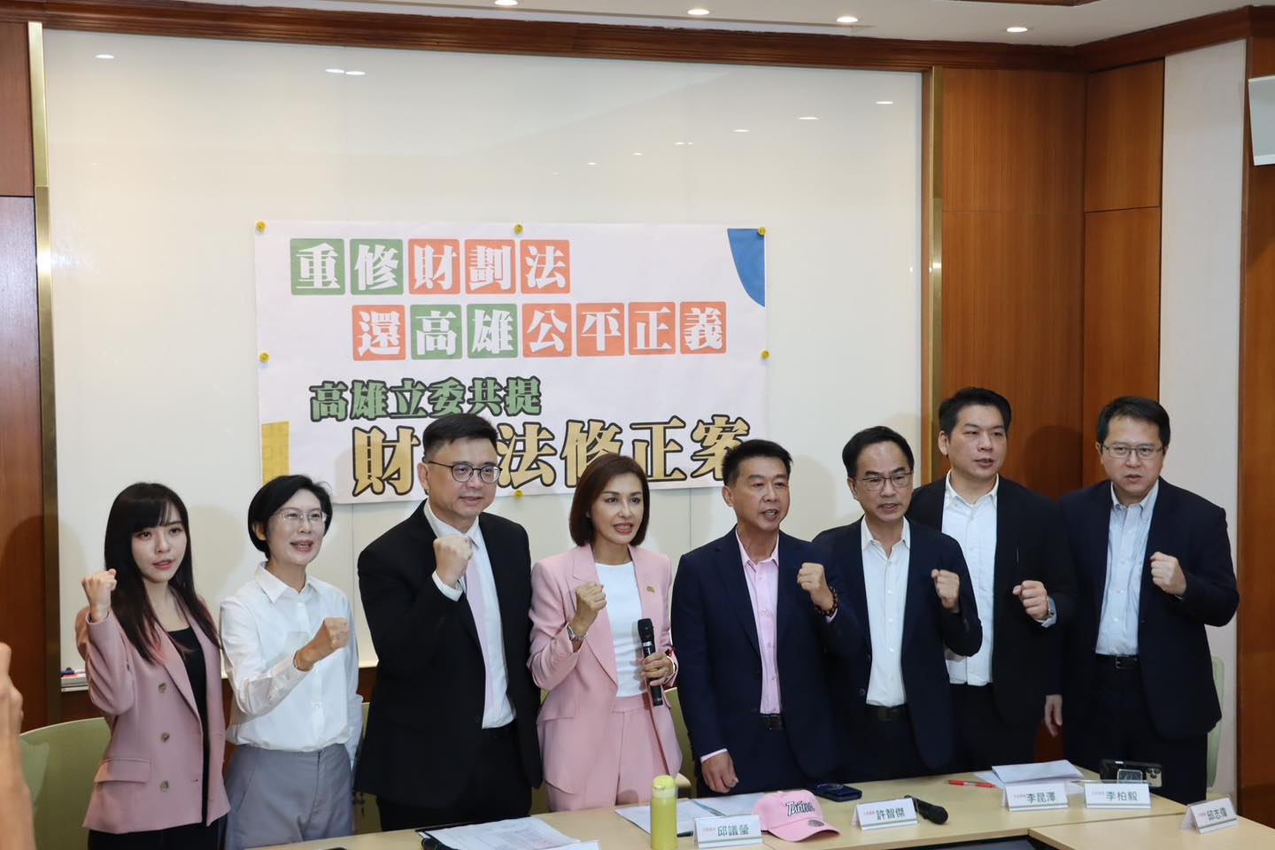 圖為民進黨高雄8位立委召開記者會，提出「新財劃法」修法版本。