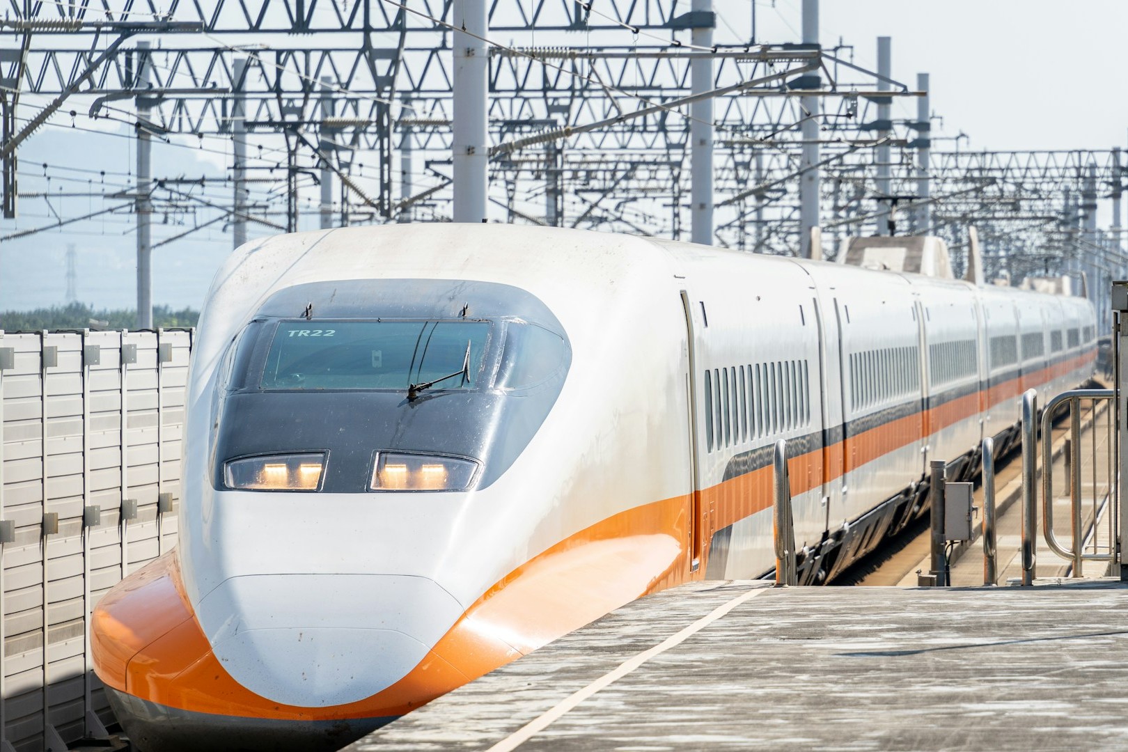 高鐵的寧靜車廂政策，更讓旅客有明確的理據主張車廂安寧，也進而壓縮了小孩的友善空間。