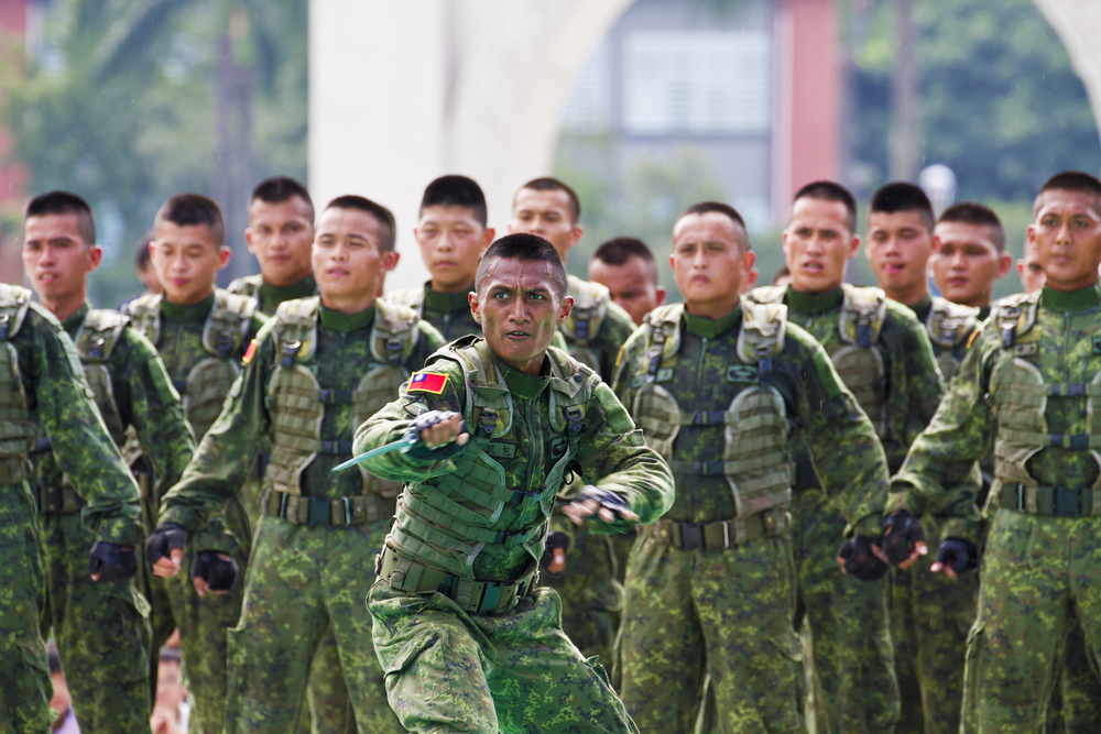 「藝人閃兵風暴」問題不只是誰逃兵役，而是整個社會怎麼了？志願役人數逐年下降，年輕男性抱怨當兵浪費生命、學些有用沒用的、薪水低到難看......