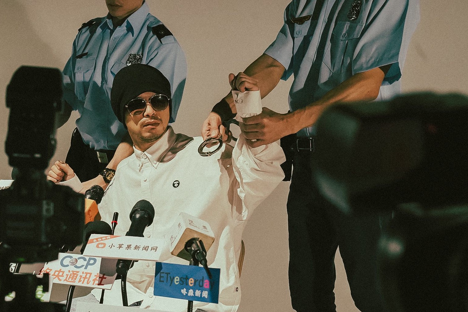謝侑芯事件被爆出「鬼才歌手」黃明志捲入其中，大馬警方已從「猝死案」轉為「謀殺案」方向偵辦。圖為黃明志《悔過書》MV畫面。