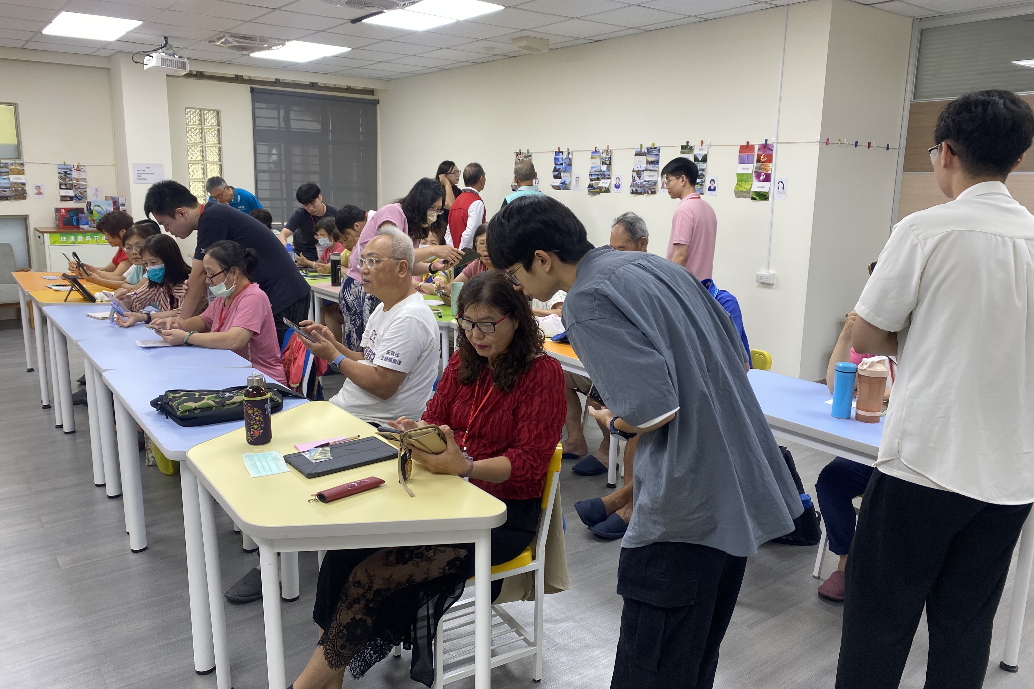 宜蘭大學電子工程系學生們搖身一變，成為長輩身邊最可靠的「數位小幫手」，耐心指導長輩操作智慧型手機。