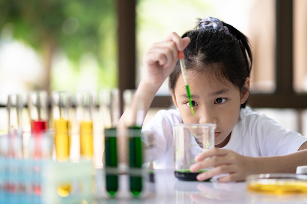許多專業人士雖然有足夠知識可以灌輸給孩子，但以目前精緻教育的需求來說，他們的起點並沒有比師培生更高。