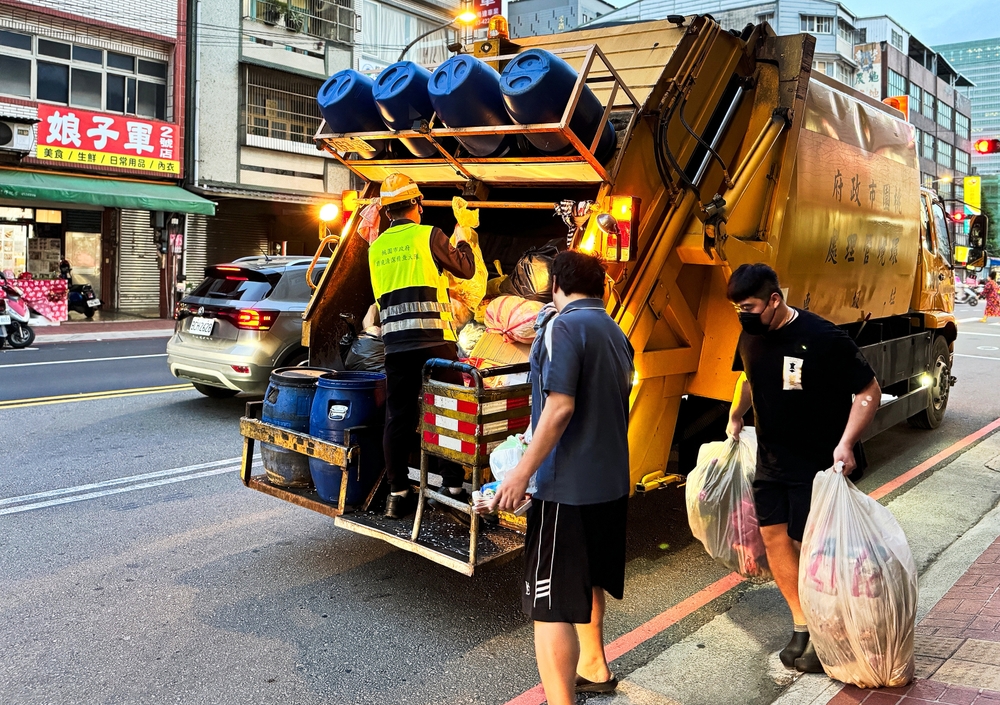期內廚餘尚無法養豬，建議不要將熟廚餘刻意分離出來，而改為勸導民眾將廚餘的水份盡量瀝除後，與一般垃圾混合均勻送到焚化廠處理，就不會產生焚化廠大塞車且貯坑淤塞的問題了。