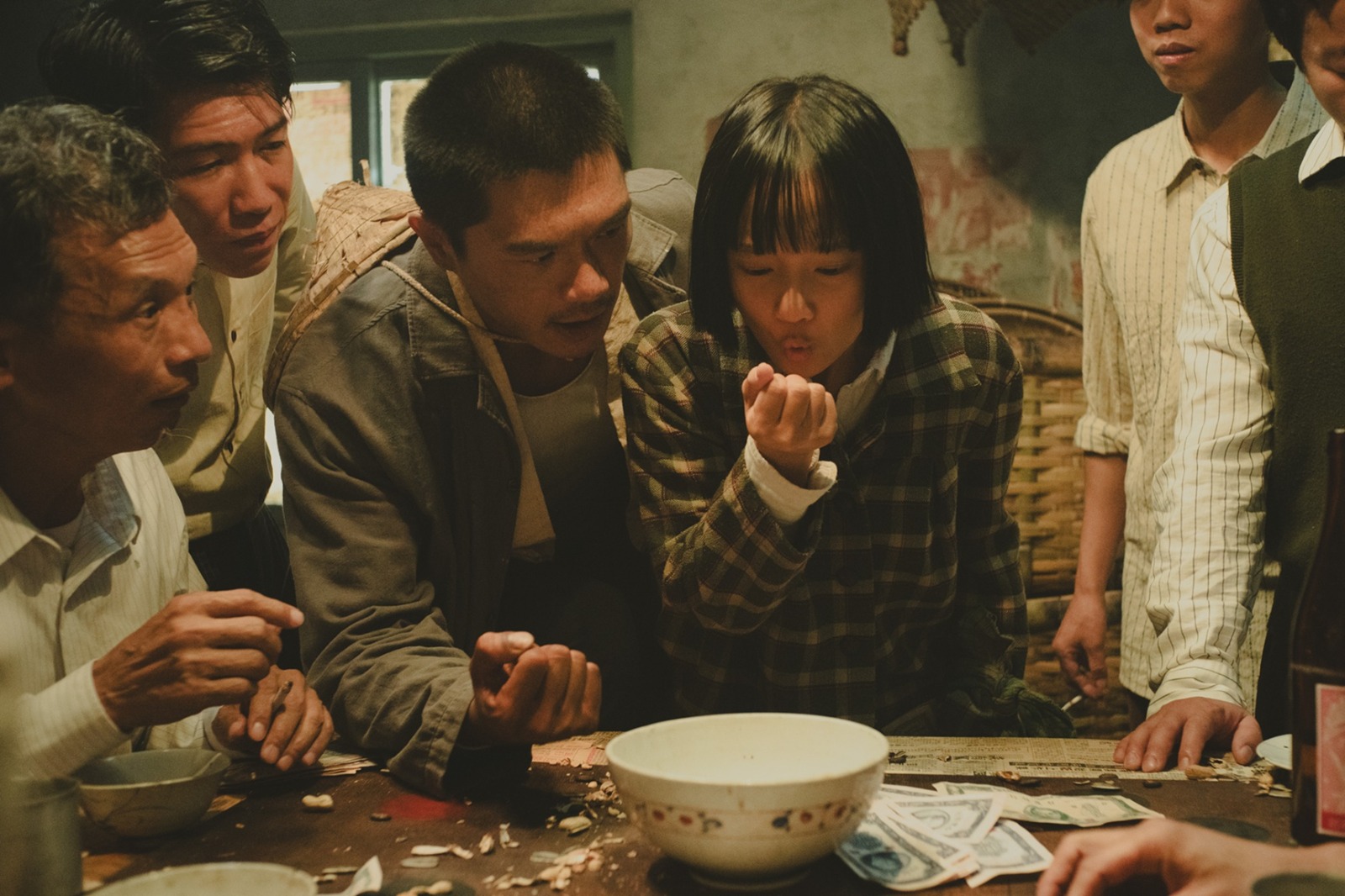 陳玉勳的《大濛》著重呈現小人物的「憨直」與「生命力」，這種幽默是為了緩解白色恐怖那令人窒息的壓抑感，得以讓觀眾有喘息的空間。
