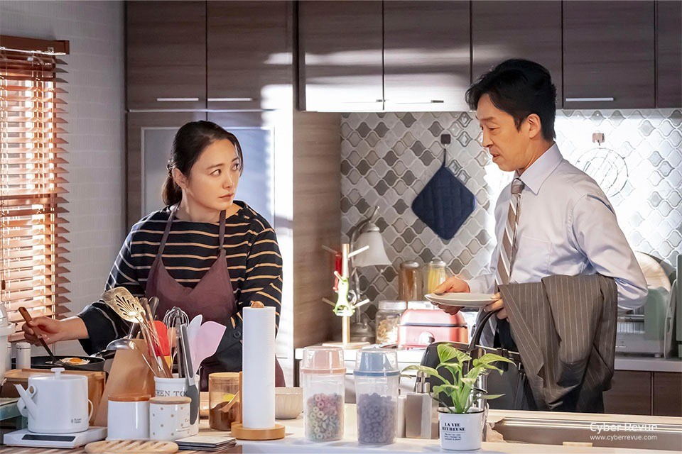 一開始對《小的時候，神明在身邊》這部劇的表演方式有點不太適應，感覺很像舞台劇，動漫感又很重，但是慢慢就理解了。