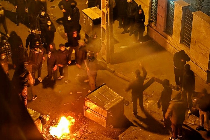 由於伊朗內部經濟危機不斷加劇，2025年底伊朗全國多個城市爆發了一系列大規模抗議示威活動。