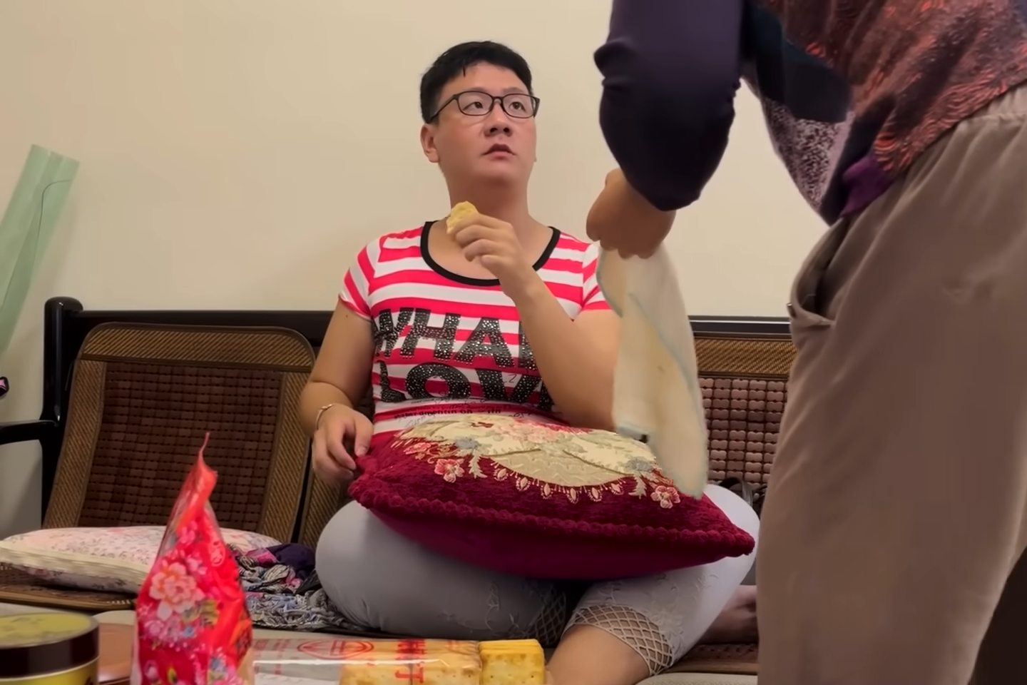 保持沉默，可能等同默許這種對待；發聲表達不適，卻極易被貼上「不懂幽默」、「開不起玩笑」、「玻璃心」的標籤。