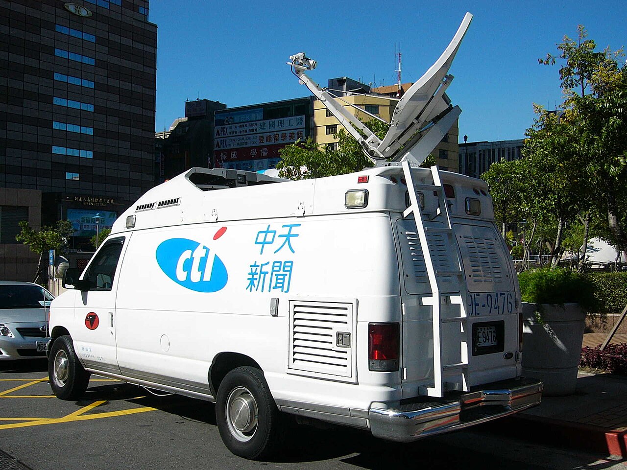 藍白兩黨憑藉著人數優勢，通過《衛星廣播電視法》修正案，媒體稱之「中天條款」。