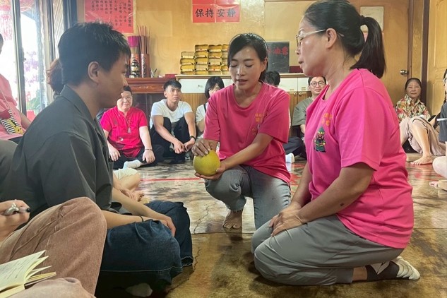 我母親的現世靈降臨之前，我與兩位師姐。