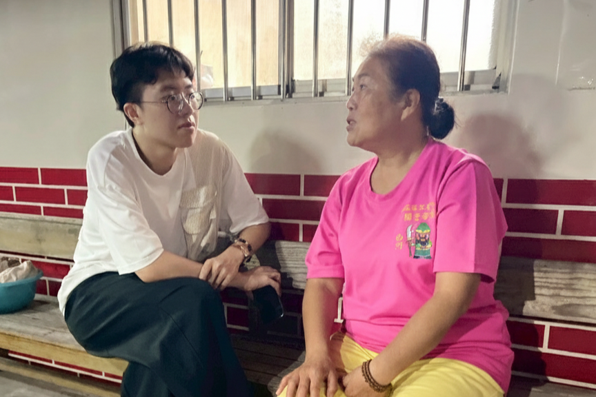 李彣屏師姐（右）正與作者分享她的故事。