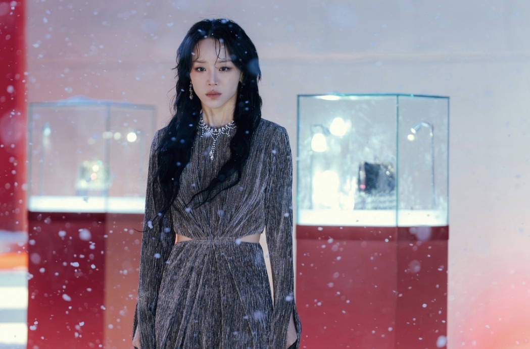 不靠血腥、不靠戀愛線、不靠誇張反轉製造刺激，Netflix影集《莎拉的真偽人生》透過層層堆疊的細節，把觀眾拖進一場關於身份、階級與社會信任機制的長時間拷問。
