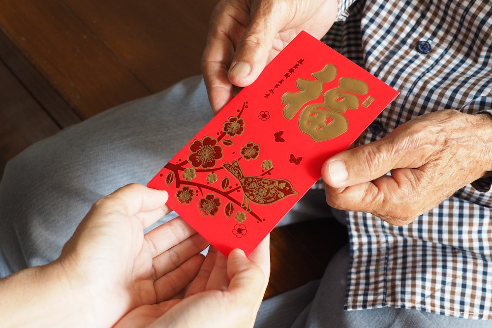 哪個台灣小孩農曆春節過年會沒有紅包啊？原來，真的有孩子在年假期間，不須準備吉祥話，或者就算準備齊全，也沒能獲取分文，沒能沾沾喜氣、被人祝福著長大。