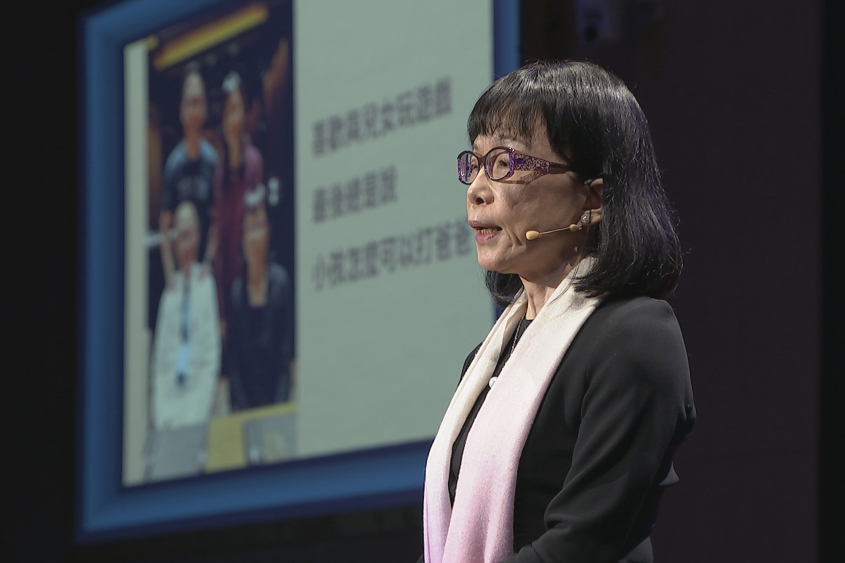 聯合整形外科診所所長林靜芸，是知名整形外科醫師，她在先生林芳郁醫師罹患失智症後，從醫者走入照顧者角色，以愛與理解，重新思考陪伴與照顧的真正意義。
