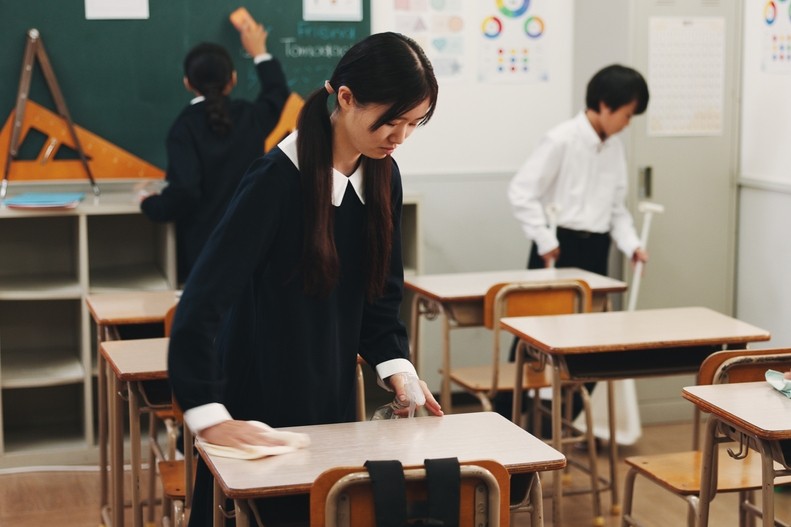 處在痛苦中的青少年、兒童真正需要的，從來不是被指引方向，而是在撐不下去的時候，有人能理解、伸手把他們接住。