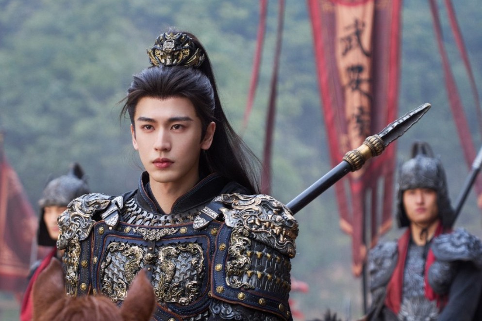 《逐玉》男主角張凌赫飾演武安侯謝征，上戰場仍膚白貌美、未見憔悴，被網友戲稱「粉底液將軍」。
