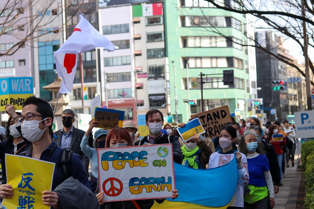 今天，不少日本年輕人一改以往的政治冷漠而主動地去參加反戰示威，是因為「反對戰爭」與其說是政治口號，倒不如說是求生存的本能。