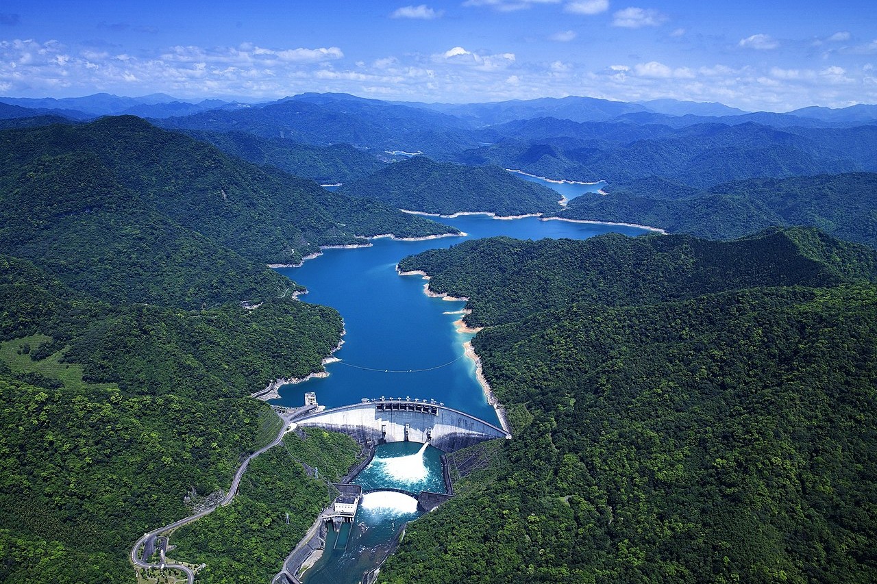 圖為翡翠水庫壩體、電廠與集水區。
