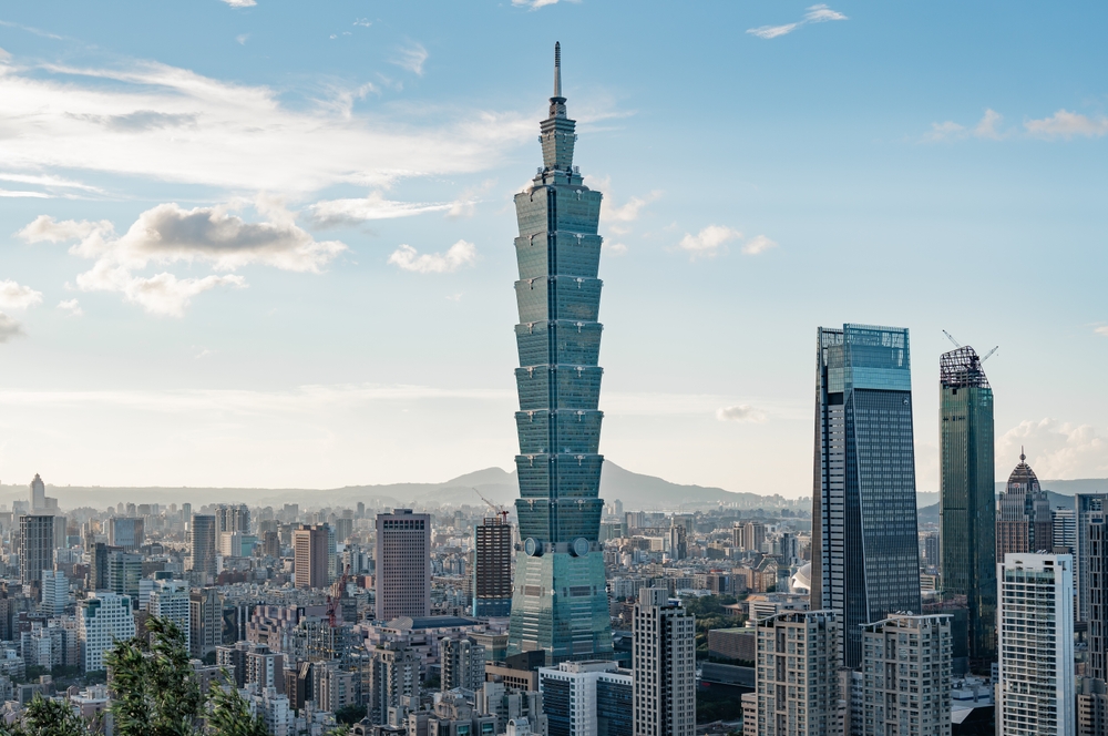 AI 基礎設施需要的不是更多瓦數，而是極高穩定性、低中斷容忍與可即時調度的供電架構。與此同時，極端氣候、設施老化與地緣風險，都在放大集中式系統的脆弱性。