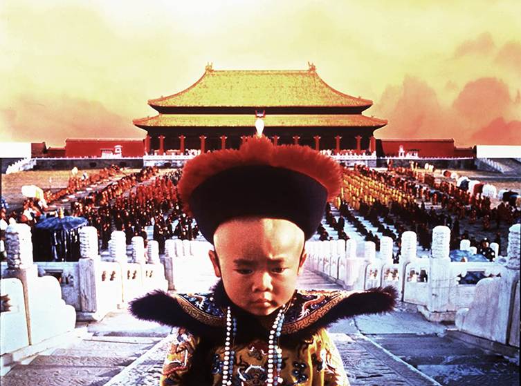 這是《末代皇帝》最迷人、也最複雜的地方：它如此深情地凝視中國，卻始終不是一雙東方人的眼睛。